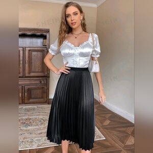 Solid Pleated Skirt. Size large black